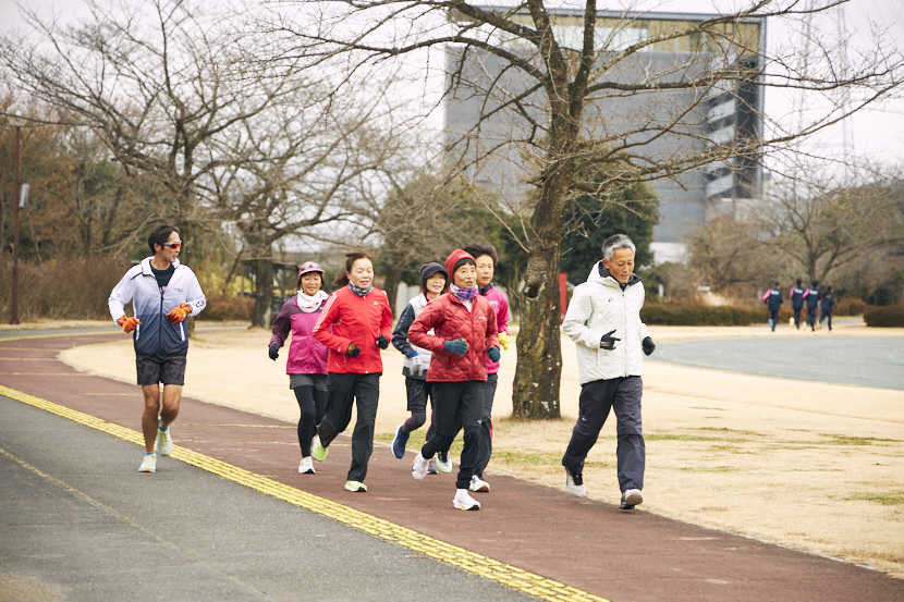地元の運動公園でランニング仲間と練習をする弓削田さん