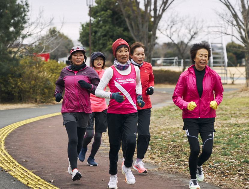 ランニング仲間と練習する弓削田眞理子さん