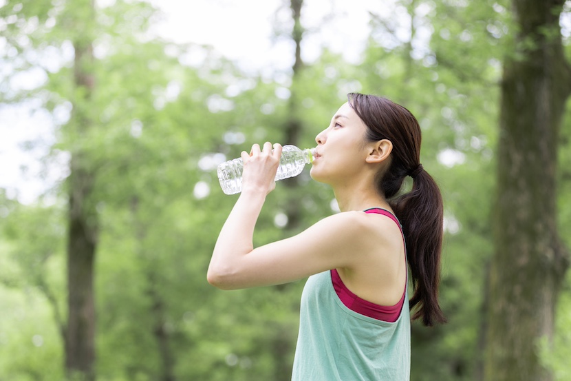 運動中に水を飲む女性の画像